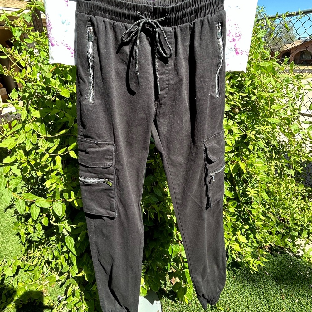 MENS MEDIUM FOREVER 21 BLACK ACTIVEWEAR ZIPPER POCKETS ELASTIC ANKLE TRACK PANTS